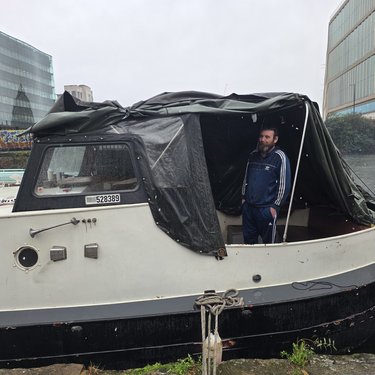 Sean inside the Jonge Jan whilst snowing outside