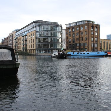 Men steering Jonge Jan along canal