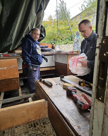 Crew working inside Jonge Jan