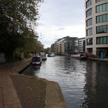 Men steering Jonge Jan along canal